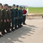 Возложение цветов к могилам павших в Великой Отечественной Войне советских воинов