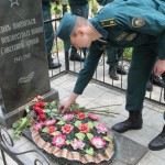 Возложение цветов к могилам павших в Великой Отечественной Войне советских воинов