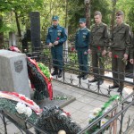 Возложение цветов к могилам павших в Великой Отечественной Войне советских воинов