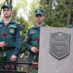 Возложение цветов к могилам павших в Великой Отечественной Войне советских воинов