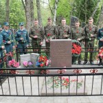 Возложение цветов к могилам павших в Великой Отечественной Войне советских воинов