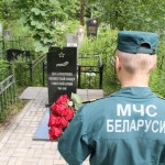 Возложение цветов к могилам павших в Великой Отечественной Войне советских воинов