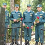 Возложение цветов к могилам павших в Великой Отечественной Войне советских воинов