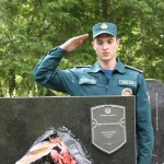 Возложение цветов к могилам павших в Великой Отечественной Войне советских воинов