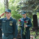 Возложение цветов к могилам павших в Великой Отечественной Войне советских воинов
