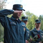 Возложение цветов к могилам павших в Великой Отечественной Войне советских воинов