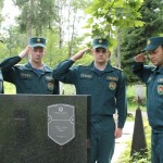 Возложение цветов к могилам павших в Великой Отечественной Войне советских воинов